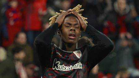 Nico Williams se lamenta tras la derrota del Athletic en El Sadar