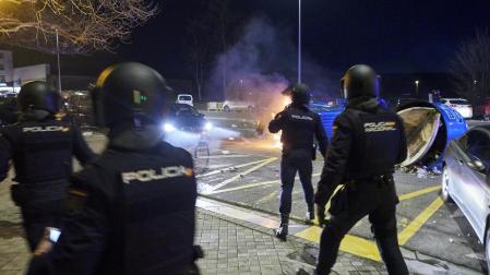 altercados  en las inmediaciones del estadio El Sadar antes de comenzar la primera semifinal de la Copa del Rey entre el Club Atlético Osasuna y Club Athletic de Bilbao, 1 de marzo de 2023, en Pamplona, Navarra (España). El encuentro de ida de la semifinal de Copa del Rey entre el Club Atlético Osasuna y Club Athletic de Bilbao se disputa hoy en un primer asalto por un lugar en la gran final de La Cartuja. Ambos equipos en Liga se encuentran en liza por una plaza en Europa para la temporada que viene y se prevé una eliminatoria muy igualada.

Eduardo Sanz / Europa Press

01/03/2023