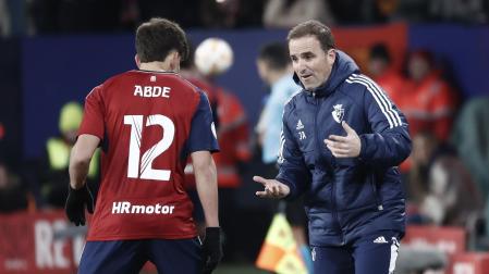 Arrasate da instrucciones a Abde en el partido contra el Athletic