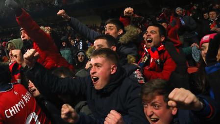 Euforia entre los aficionados rojillos en las gradas de El Sadar tras el gol de Abde