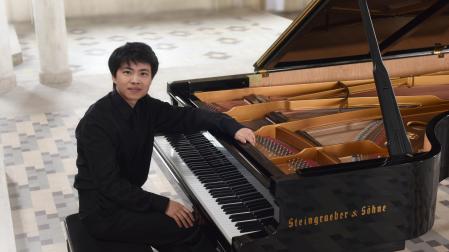 El pianista Kit Armstrong ofrecerá esta tarde en el MUN el concierto 'Ligeti and friends’.