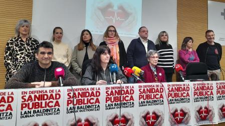 Representantes de los sindicatos convocantes de la huelga en el Servicio Navarro de Salud para el próximo 23 de marzo (LAB, SAE, UGT, ELA, CCOO) y la Plataforma Navarra de Salud, en la rueda de prensa de este jueves