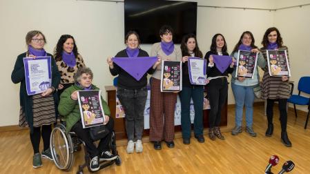 PLATAFORMA 8M. De izda. a dcha., Elena Blanco, Edurne León, Txaro Berzosa, Tania González, Ninon Scotto Di Uccio, Amaya Salinas, Elena Martínez, Fátima Ochoa y Lucía Pérez, en la presentación de sus actos