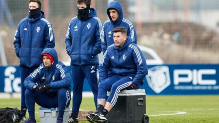 David García, junto al Chimy Ávila y los preparadores, siguiendo el entrenamiento de sus compañeros en la mañana de este jueves