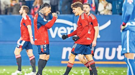 El Chimy Ávila y Abde, después del gol del marroquí en el partido de ida de las semifinales de Copa.