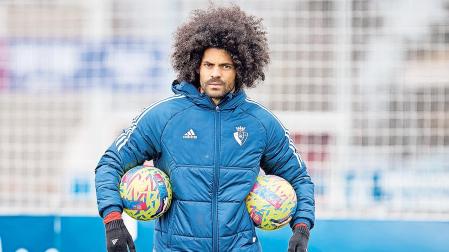 Aridane sujeta dos balones en la sesión posterior a la semifinal ante el Athletic.