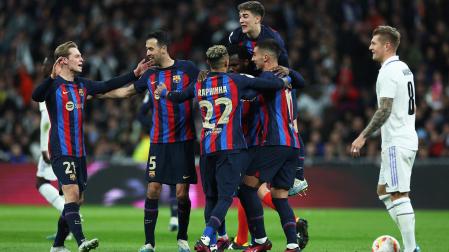 Los jugadores dle Barça celebran el tanto de Kessié ante la desolación de Tony Kroos.