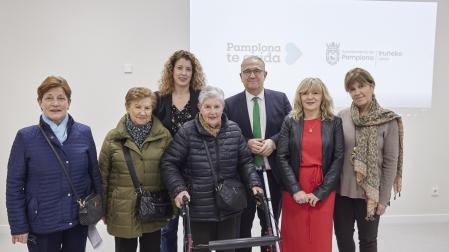 María Jesús y Maribel, en el centro, junto a la farmacéutica Esther Villanueva, y representantes del Ayuntamiento de Pamplona