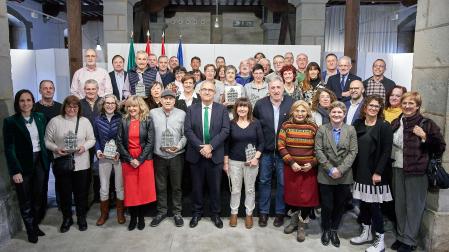 El alcalde Maya, en el centro, y concejales posan con los empleados municipales jubilados en 2022