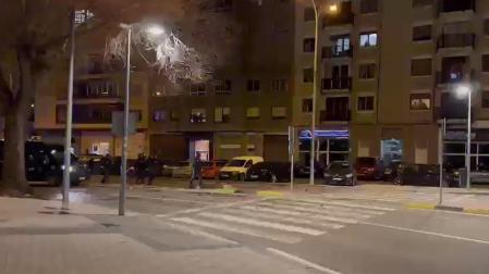 Asegura que trescientos ultras de ambos equipos "idearon un ataque conjunto" contra los agentes, en el que uno de ellos resultó herido