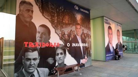 Carteles de la campaña del Partido Popular de Navarra, colocados en la Estación de Autobuses de Pamplona