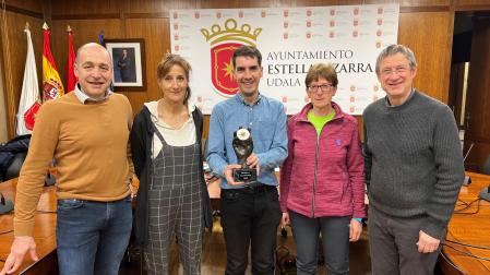 La comisión. Desde la izda. Javier Riezu (Joyería relojería Riezu), Marta Puente, el edil Mikel Colomo, Cristina Pinillos y Alberto Araiz (Cope)