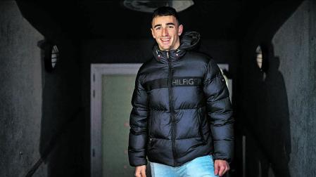 Un sonriente Aimar Collante posa en la entrada al Estadio Municipal Valle de Aranguren antes de entrenar el jueves