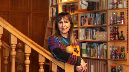 Elena Osinaga Bartolomé posa en su casa. La fotografía es una de sus aficiones y acumula miles de seguidores en sus redes sociales.