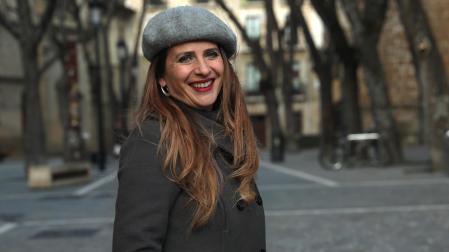 Ainhoa Tejerina sonríe a la cámara en la plazuela de San José de Pamplona, junto a la catedral