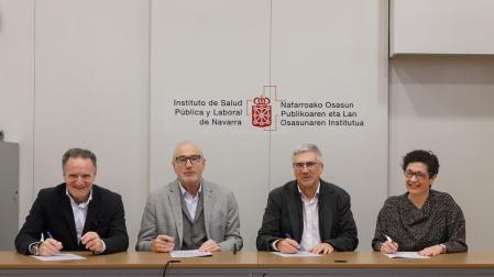 De izda a dcha: el director general de Formación Profesional del Departamento de Educación, Tomás Rodríguez; el director general de Salud, Carlos Artundo; el director general de Educación, Gil Sevillano, y la directora gerente del Instituto de Salud Pública y Laboral de Navarra (ISPLN), Marian Nuin
