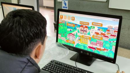 Un estudiante jugando al videojuego Oncity