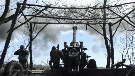 Soldados ucranianos disparan un obús FH70 desde su posición en el área de Zaporizhzhia (Ucrania)