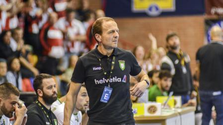 El técnico Quique Domínguez, entrenador del Helvetia, en el partido de Cuenca