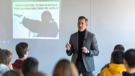 El exconcejal y exparlamentario de Batzarre Joseba Eceolaza habló a los alumnos de 2º de Bachillerato de Jesuitas sobre los ‘años de plomo’ del terrorismo de ETA
