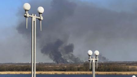 El humo se eleva sobre la orilla izquierda del río Dniéper controlado por Rusia después de ser atacado por el ejército ucraniano cerca de la ciudad de Kherson, Ucrania.