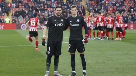 Los porteros del Athletic de Bilbao y del Rayo Vallecano, Agirrezabala (d) y Dimitrievski (i), posan vestidos de negro en homenaje a Ángel Iribar