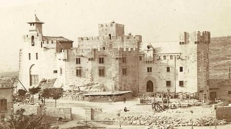 Castillo de Javier, c. 1893, antes de la construcción de la nueva basílica. La antigua santa capilla presenta la espadaña añadida en 1890 y la puerta neogótica de 1892