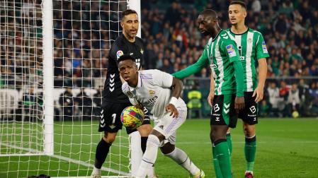 Vinicius y Claudio Bravo, en una jugada del partido entre el Betis y el Real Madrid