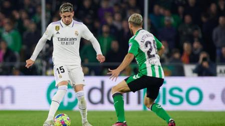El centrocampista del Real Madrid Fede Valverde encara con el balón a un jugador del Betis