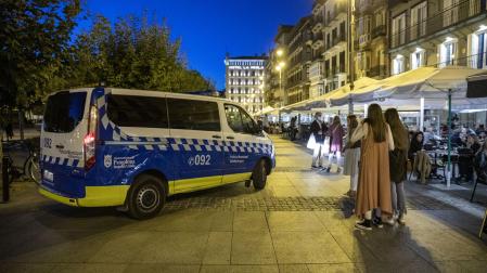 Una patrulla de Policía Municipal en la Plaza del Castillo