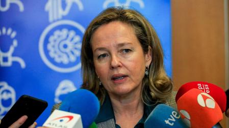 Nadia Calviño atiende a los medios de comunicación