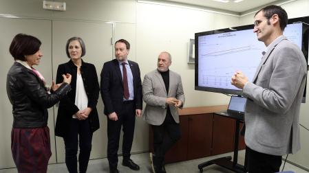 De izda a dcha: Edurne Barrenechea, vicerrectora de Desarrollo Digital de la UPNA; Ana Burusco, directora general de Universidad; Ramón Gonzalo, rector de la UPNA; Juan Cruz Cigudosa, consejero de Universidad, Innovación y Transformación Digital; y Martín Larraza, vicerrector de Economía, Planificación y Estrategia de la UPNA
