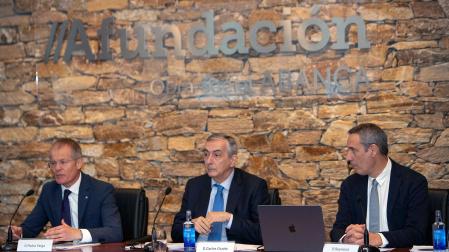 El director general de Funcas (Fundación de las Cajas de Ahorros), Carlos Ocaña (C), su director de Coyuntura y Estadística, Raymond Torres (D), y el director general de Planificación Estratégica de Abanca, Pedro Veiga (I), presentan las previsiones económicas de las comunidades autónomas para 2023