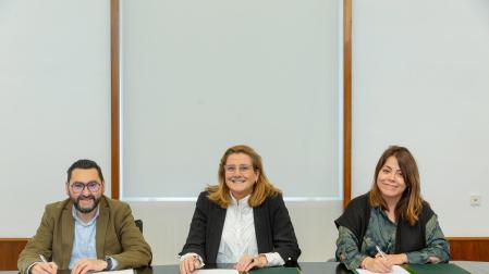 De izquierda a derecha, Jesús María Rodríguez, Rosalía Baena e Izaskun Azcona, durante la firma del convenio.