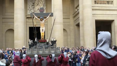 El paso del Cristo Alzado sale de la catedral, portado a hombros, el Viernes Santo de 2019.