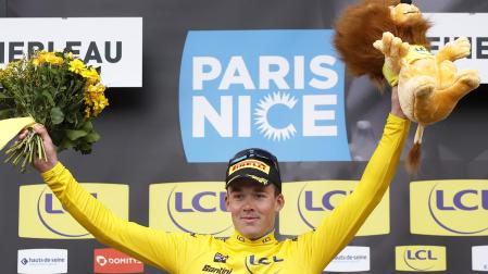El danés Pedersen celebra el triunfo vestido con el maillot amarillo en el podio de Fontainebleau.