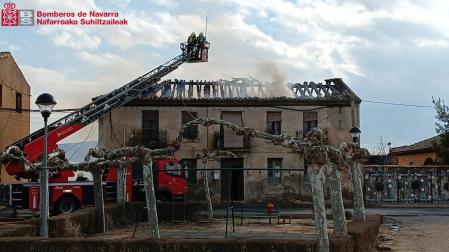 Fotos del incendio de una casa en Cortes en el barrio de la Estación. /