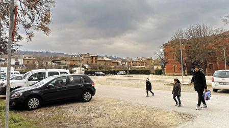 El futuro centro de salud se levantará en el solar de la Fundación Mena, hoy aparcamiento.