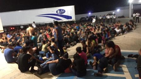 Los migrantes encontrados abandonados en el remolque de un camión por las autoridades mexicanas en Veracruz