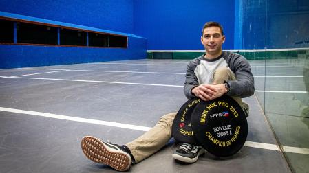 El navarro Luis Sánchez posa en el trinquete de Mendillorri junto a sus nuevas txapelas del ‘Super Prestige’ y el Manomanista de Francia.