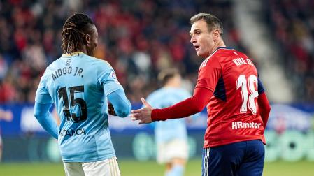 Kike García y Aidoo discuten durante el partido Osasuna-Celta