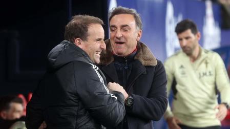Saludo entre Jagoba Arrasate, entrenador de Osasuna, y Carlos Carvahal, su homólogo del Celta