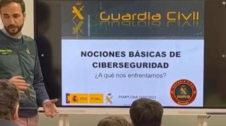 Imágenes de archivo de dos componentes del equipo @ de la Guardia Civil impartiendo una conferencia/jornada de Ciberseguridad