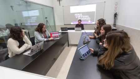 Career Services atendió a los estudiantes que tenían dudas sobre el funcionamiento de la Feria en el edificio Amigos de la Universidad de Navarra