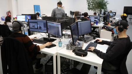 Trabajadores del estudio The Thinklab Media durante la producción de Inspector Sun y la maldición de la viuda negra