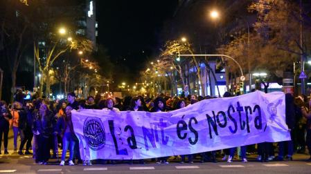 Manifestación nocturna un día antes del 8M en Barcelona