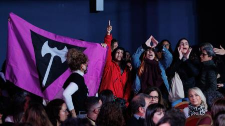 Varias mujeres protestan contra la ministra de Igualdad durante un acto institucional del Día Internacional de las Mujeres