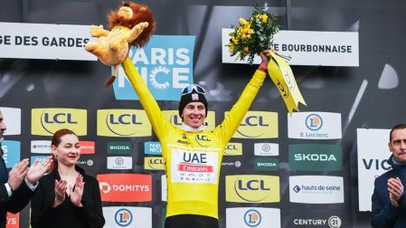 Tdej Pogacar en la meta y con el maillot amarillo tras imponerse en la cuarta etapa de la París-Niza.
