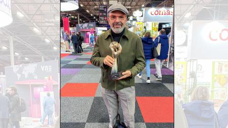 El navarro Jesús Sánchez, posa con el premio The Best digital chef en el congreso Hospitality Innovation Planet.