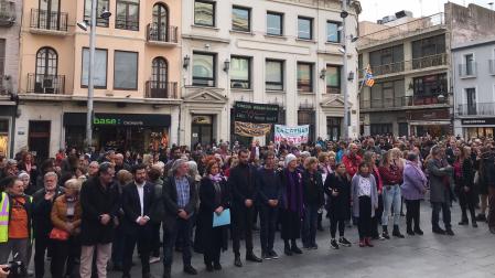 Concentración ante el Ayuntamiento de Badalona contra la violación grupal a una niña de 11 años por cinco menores